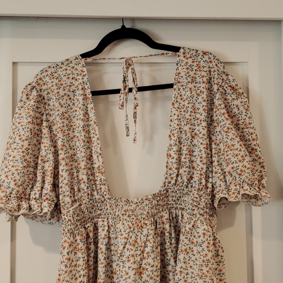 Flowy print dress w/puff ruffle sleeves, open back w/ tie detail - Picture 4 of 4